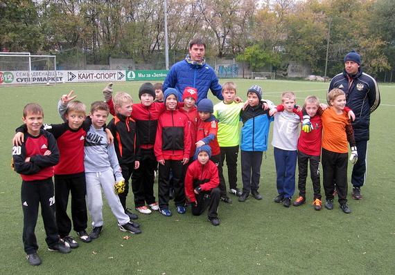 Мальчишки из школы «Юность Москвы - Кунцево» играют в футбол в тех же местах, где начинал Федор Черенков