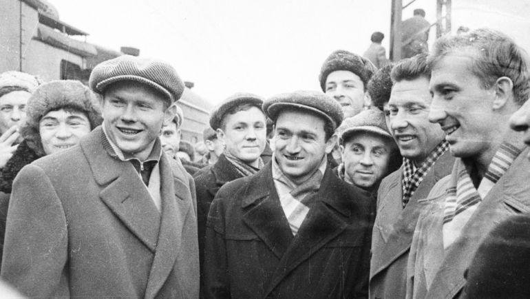 1956 год. На вокзале. Эдуард СТРЕЛЬЦОВ, Никита СИМОНЯН, Анатолий БАШАШКИН, Игорь НЕТТО.