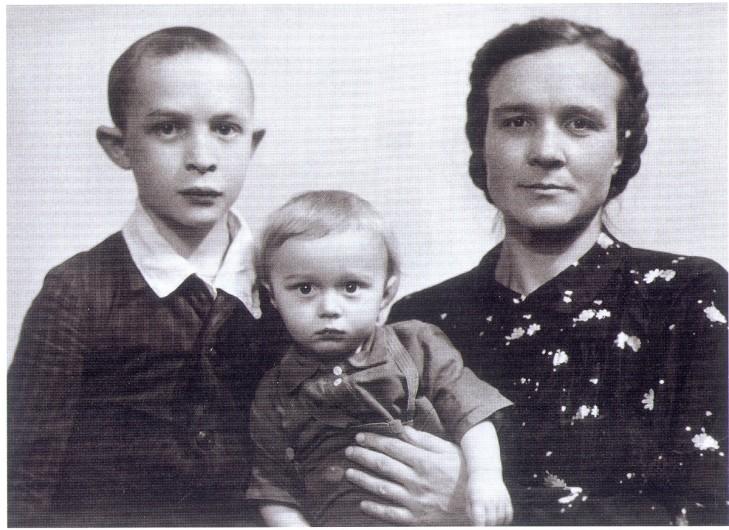 С мамой Анастасией Григорьевной и дядей Володей (слева).