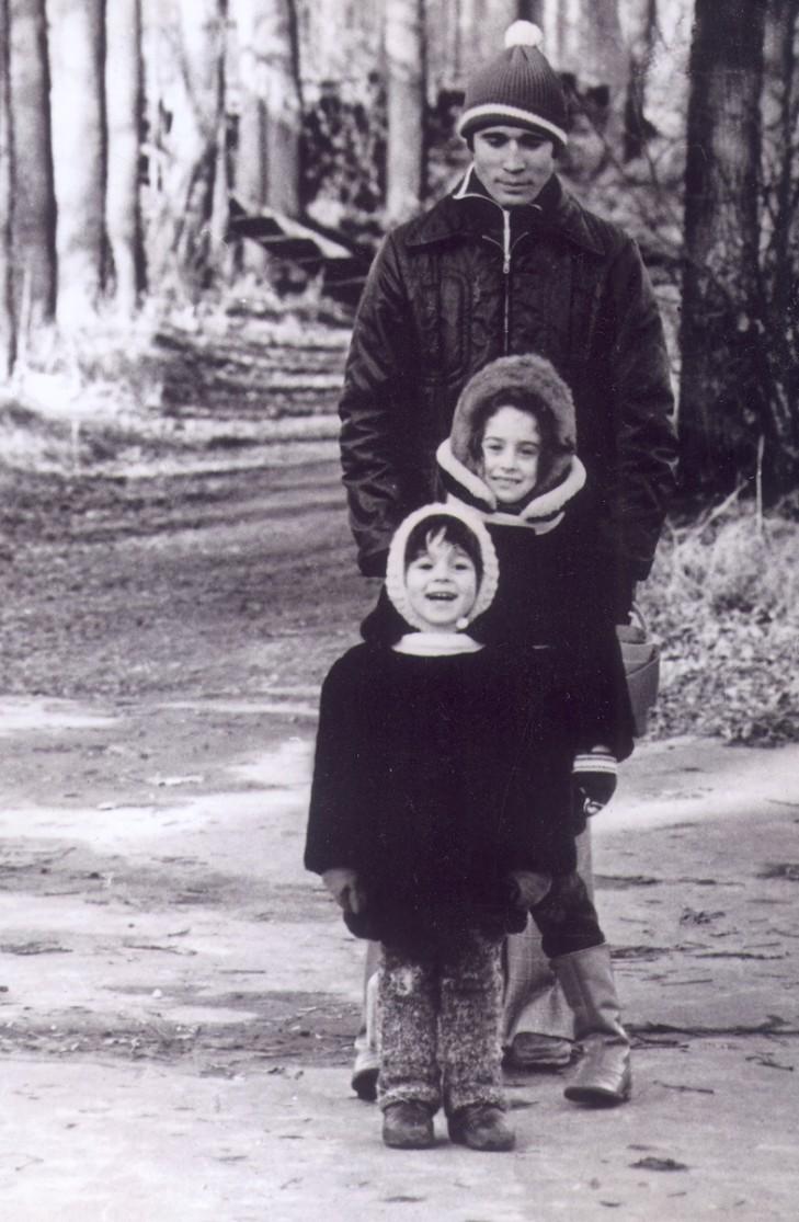 Парк «Сокольники», конец 1970‑х. С сыном Женькой (впереди) и дочкой Катей.
