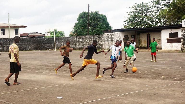 Дети играют в футбол на площадке Либерийского университета. Фото Wikimedia