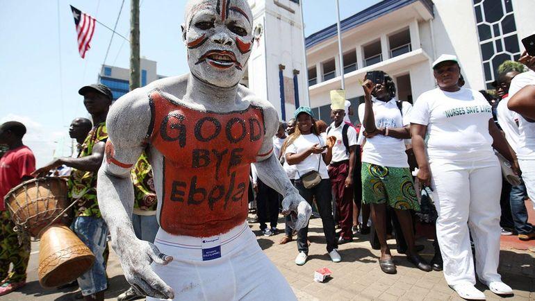 Люди празднуют окончание эпидемии вируса Эбола в Либерии. Фото sciencemag.org