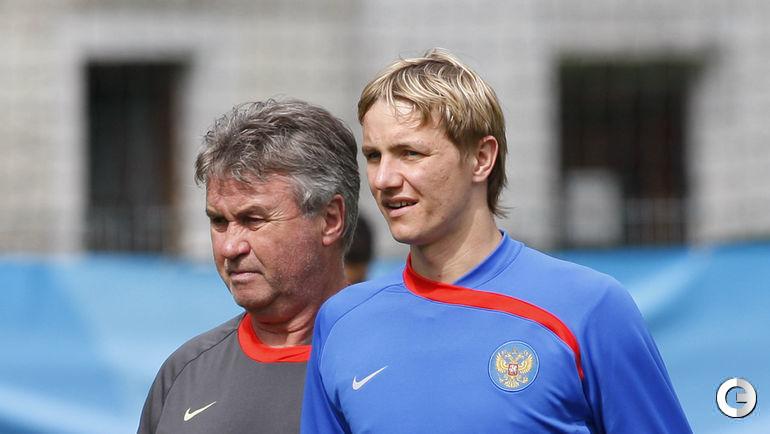 Июнь 2008 года. Базель. Роман ПАВЛЮЧЕНКО (справа) и Гус ХИДДИНК на тренировке сборной России во время Евро-2008.