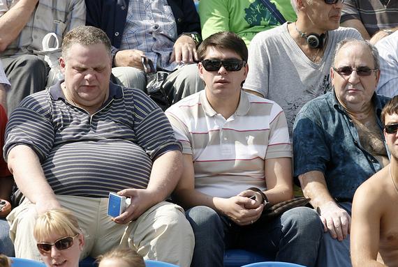 Лето 2008. Безработный тренер Андрей Чернышов (в центре) - надо ходить на футбол, быть в тусовке. Фото Эдуарда Смирнова