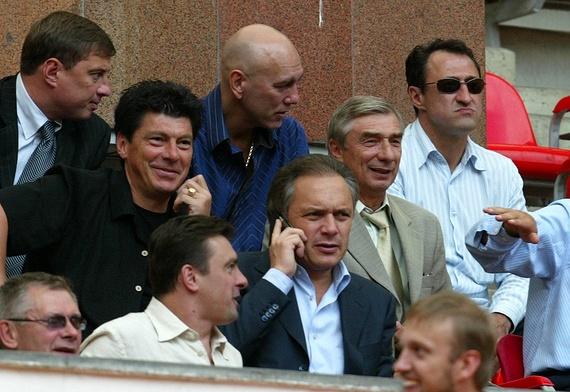 В спартаковской VIP-ложе много известных людей ,но ближе всех к Атаулину старые друзья Ринат Дасаев, Вагиз Хидиятуллин и Георгий Ярцев