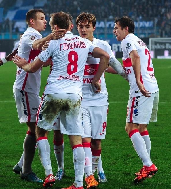 Первый гол в премьер-лиге Денис Давыдов (второй справа) забил с подачи Дениса Глушакова (№ 8)