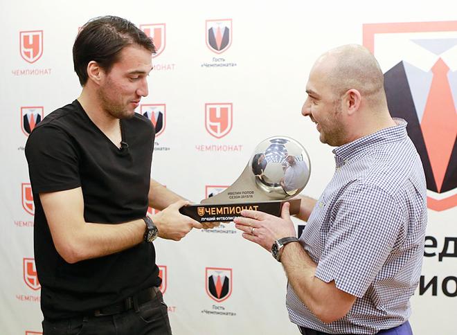 Главный редактор «Чемпионата» Самвел Авакян вручает Ивелину Попову приз лучшему футболисту сентября в РФПЛ