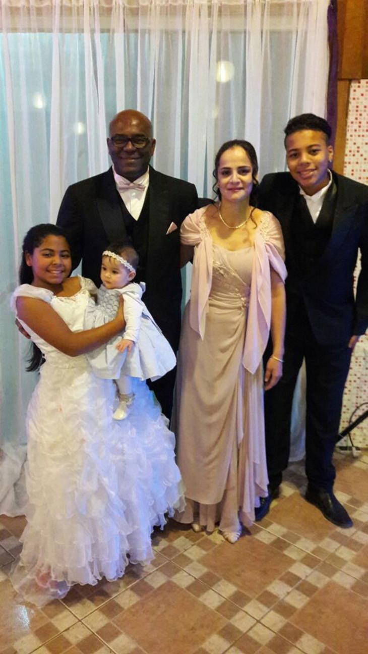 Семья в полном составе (слева направо) : дочь Алине с племянницей на руках, Робсон , жена Алзенир и сын Жонатан