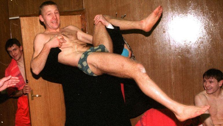 Андрей ТИХОНОВ в чемпионской раздевалке. Фото Дмитрий СОЛНЦЕВ