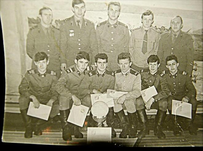 В армии. Тернавский — четвёртый слева в нижнем ряду