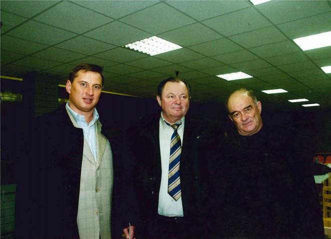Отец и сын Шикуновы и Виктор Копаев (в центре)