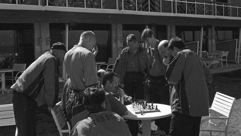 Зураб ОРДЖОНИКИДЗЕ (второй справа) играет в шахматы с футболистами сборной России. Фото Григорий ФИЛИППОВ