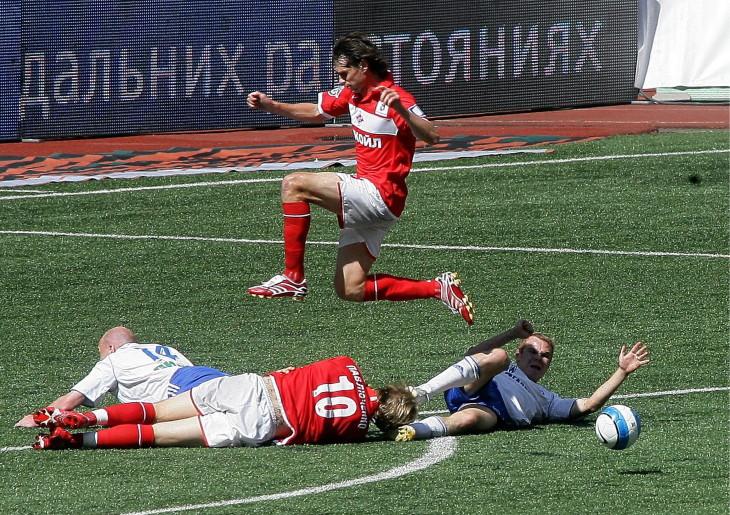 Егор Титов (в полете) в матче против «Зенита»