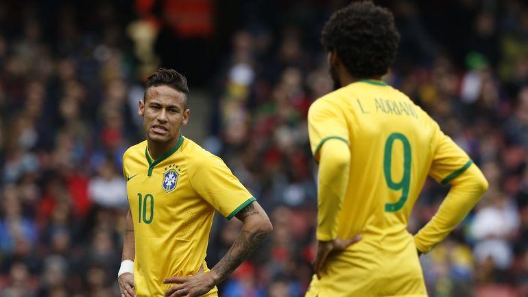 НЕЙМАР и Луиз АДРИАНУ в матче за сборную Бразилии. Фото AFP