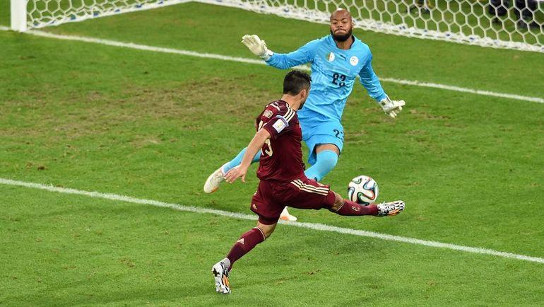 Александр САМЕДОВ не забивает гол в ворота сборной Алжира. Фото AFP