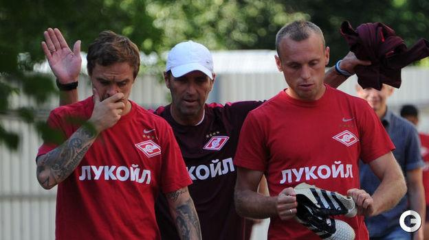 Андрей Ещенко, Массимо Каррера и Денис Глушаков перед тренировкой "Спартака". Это фото было сделано год и один месяц назад. Сейчас такое представить трудно.
