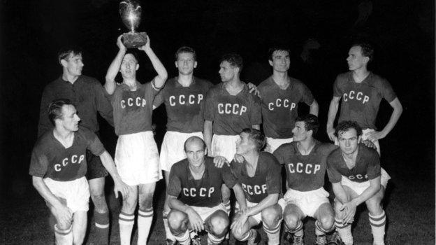 Анатолий Крутиков (слева в нижнем ряду). Фото -