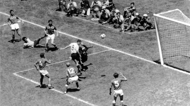 14 июня 1970 года. Мехико. Уругвай - СССР - 1:0. 118-я минута. Уругваец Виктор Эспараго забивает победный гол в ворота Анзора Кавазашвили в четвертьфинале ЧМ.