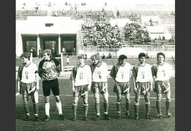 Евгений Бушманов (крайний слева) — капитан молодёжной сборной России