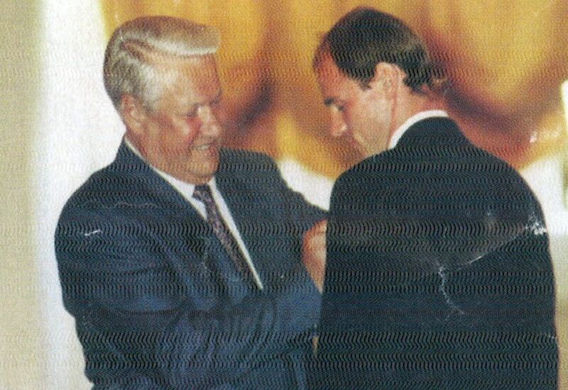 Борис Ельцин вручает орден Виктору Онопко