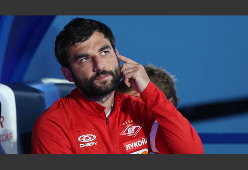 Футболист «Спартака» Георгий Джикия на скамейке запасных