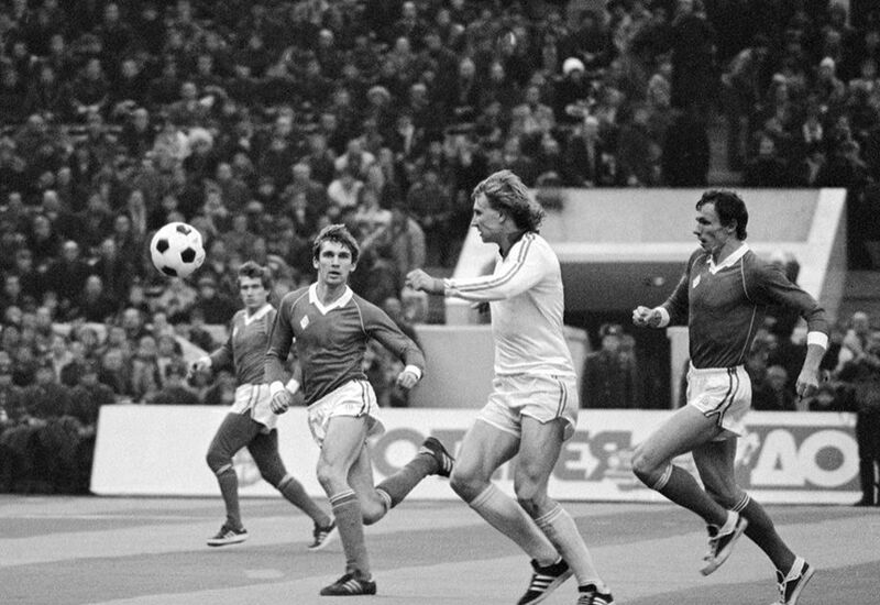 СЕРГЕЙ ДМИТРИЕВ (В ЦЕНТРЕ)