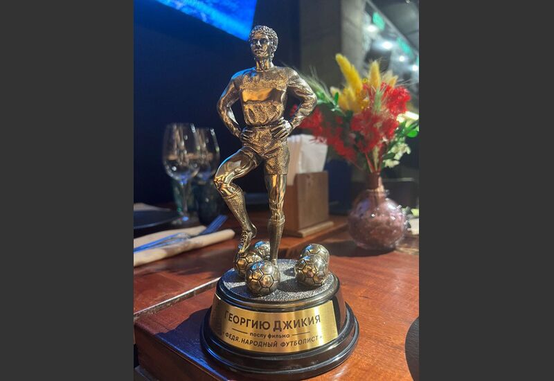 Памятная статуэтка Георгия Джикии на закрытом показе фильма «Федя. Народный футболист»