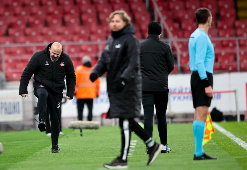 Деян Станкович (слева)