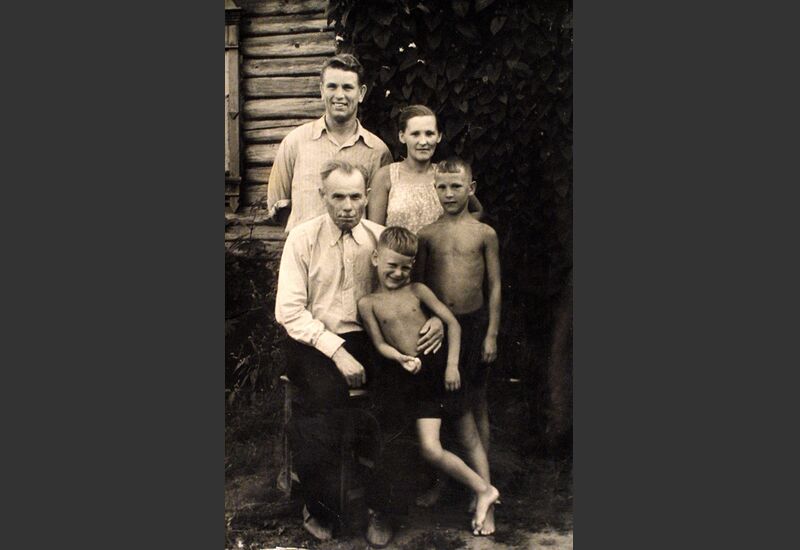 Юрий Севидов (справа) с матерью, отцом, дедушкой и братом