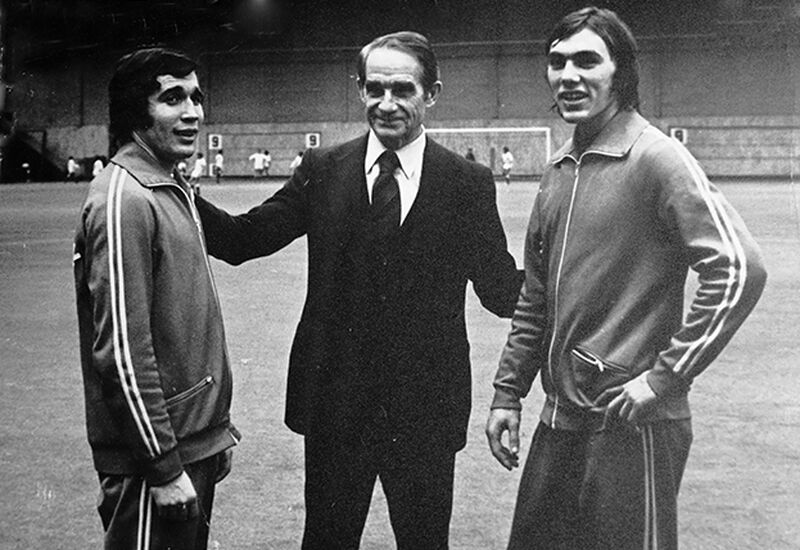 Чемпионат СССР. 1970-е годы. Москва. Футболисты «Спартака» Евгений Ловчев (слева) и Вагиз Хидиятуллин. Николай Старостин