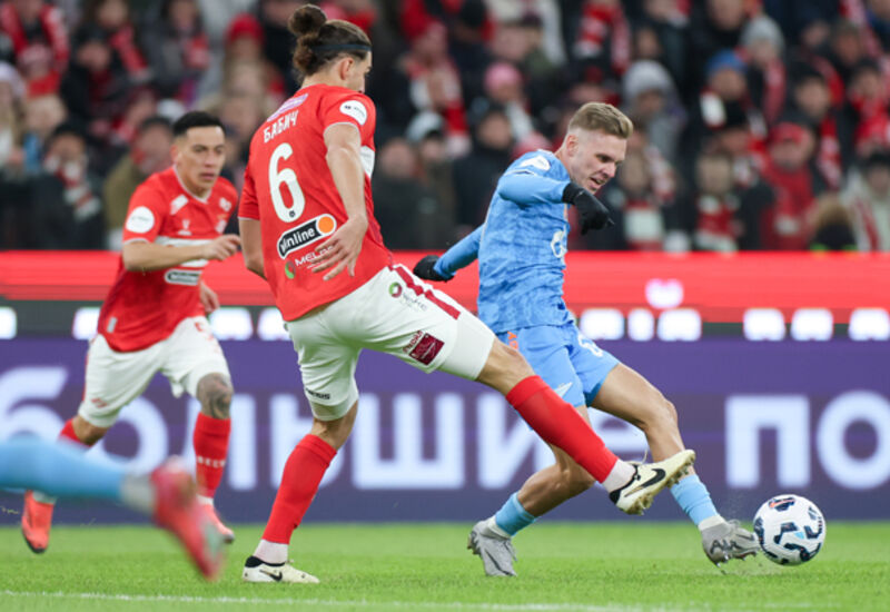 Футболисты Срджан Бабич и Максим Глушенков в матче «Спартак» — «Зенит» (2:1). 16 марта. Москва.