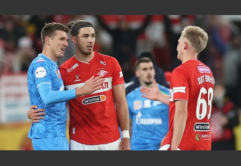 Футболисты Александр Соболев, Срджан Бабич и Руслан Литвинов