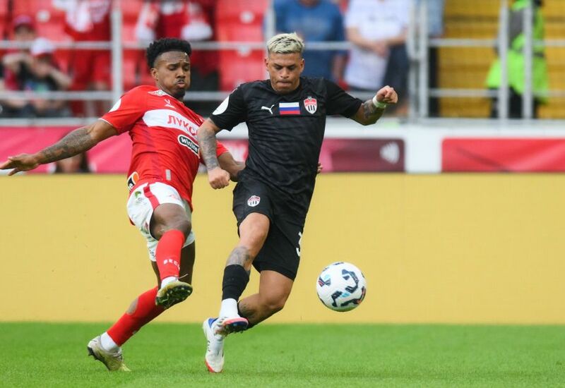 Маркиньос (в красной форме) стал одним из главных героев встречи