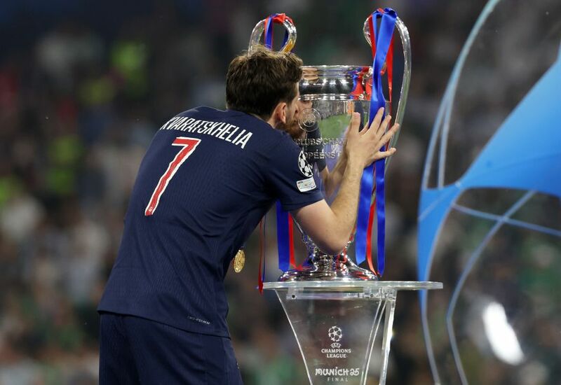 Хвича Кварацхелия с кубком Лиги чемпионов