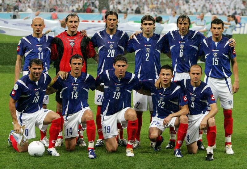 Сборная Сербии и Черногории перед матчем ЧМ-2006 с Кот-д’Ивуаром. Деян Станкович (крайний слева в нижнем ряду) сидит рядом с Ненадом Джорджевичем