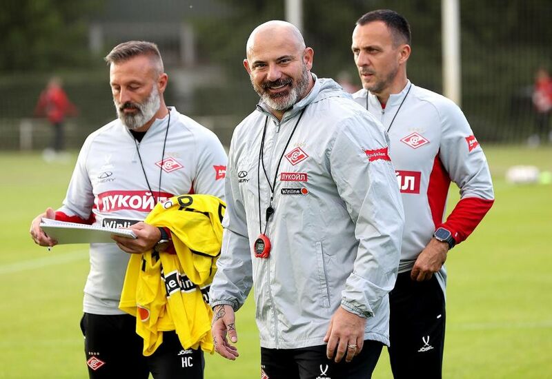 Ненад Джорджевич (справа на заднем плане) теперь работает в тренерском штабе Деяна Станковича