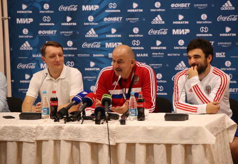 Станислав Черчесов (в центре) и Георгий Джикия (справа) / Фото: Дмитрий Челяпин