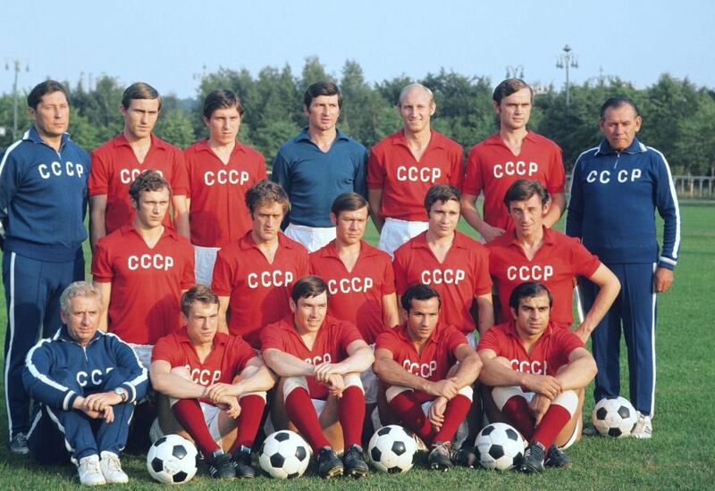 Олимпийская сборная СССР на ОИ-1972. Евгений Ловчев — второй справа в среднем ряду