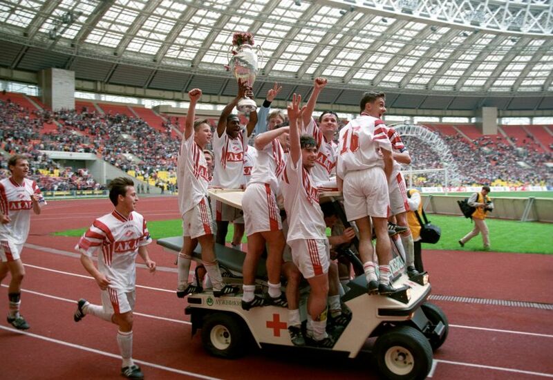 Игроки «Спартака» на электрокаре после финала Кубка России — 1998