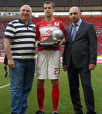 Дмитрий Комбаров с призом лучшему футболисту апреля